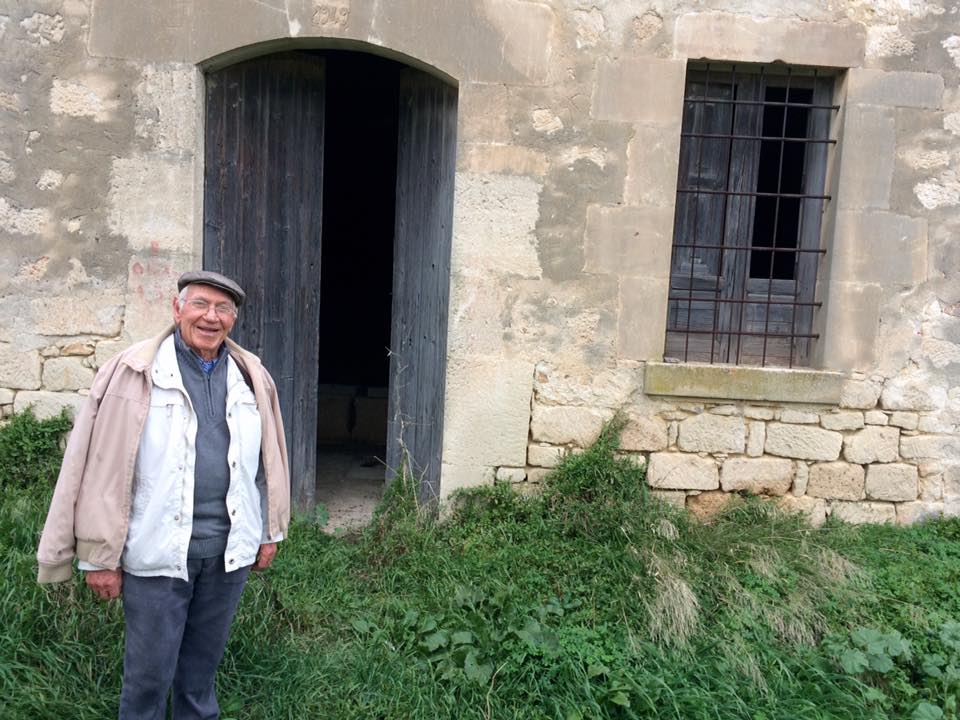Carmelo Di Martino davanti la porta del primo Mulino fondato nel 1949
